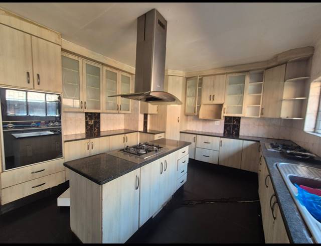 30 BEDROOM HOUSE FOR SALE IN VANDERBIJLPARK SE 7
